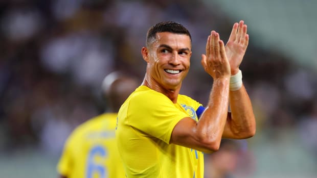 Cristiano Ronaldo sonriendo y aplaudiendo